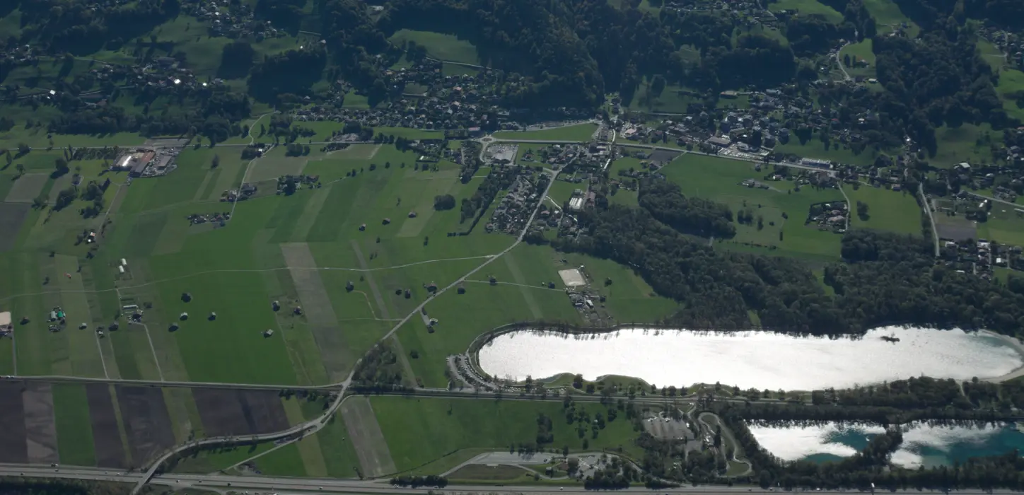 Plan large de l'atterrissage du Lac de Passy vu du ciel, depuis le nord-est