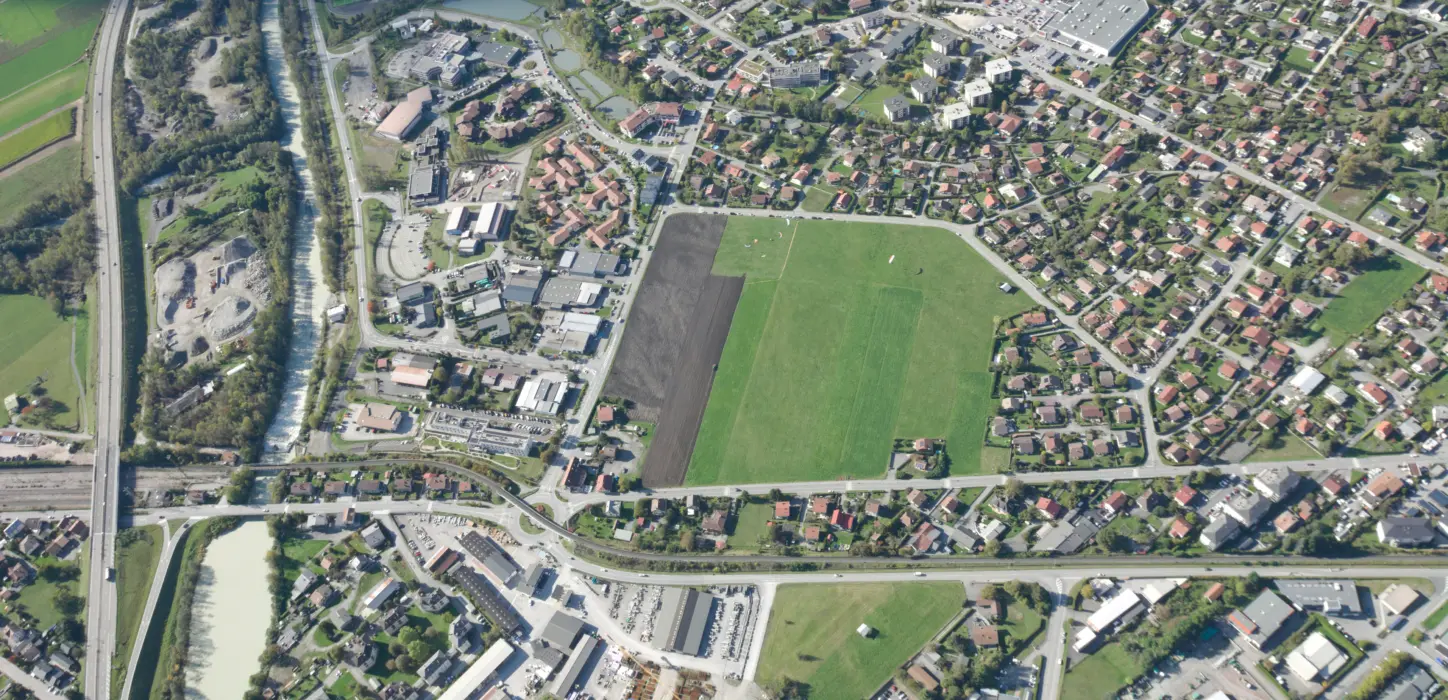 Plan large de l'atterrissage de Marlioz vu du ciel, depuis le sud