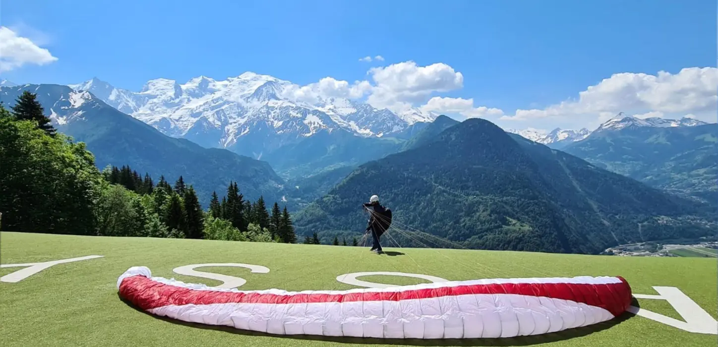 Une voile étalée au décollage de Plaine-Joux, vue depuis le haut du décollage, avec le Mont-Blanc en toile de fond
