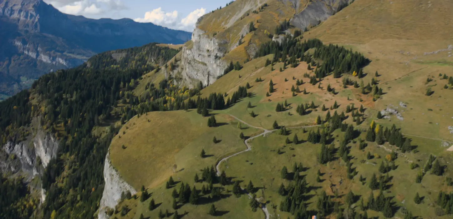 Plan large du décollage de Varan vu du ciel, depuis l'est